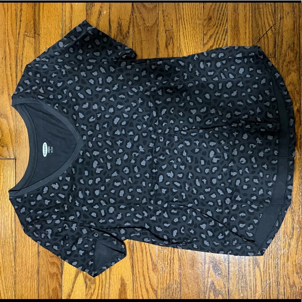 Old Navy leopard print top. Size large